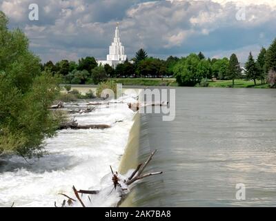 Ein Wehr auf dem Snake River und der Tempel der Mormonen in Idaho Falls Stockfoto
