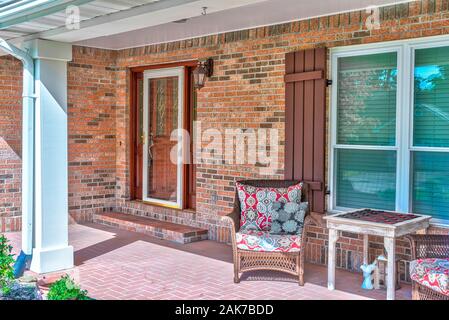 Horizontale Schuß von der Veranda eines Einfamilienhauses. Stockfoto