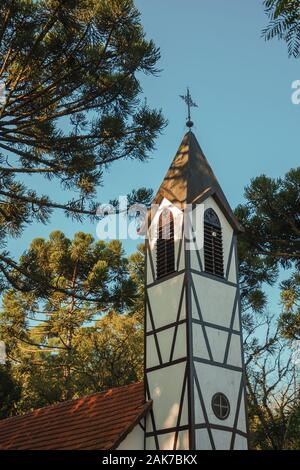 Der Glockenturm der Kirche unter einigen Bäumen am Immigrant Village Park in Nova Petrópolis. Eine Stadt, die von deutschen Einwanderern im südlichen Brasilien gegründet. Stockfoto