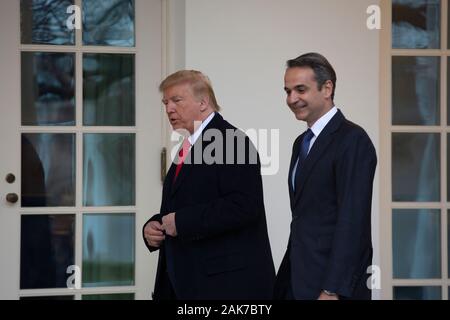 Washington, DC, USA. 7 Jan, 2020. Präsidenten der Vereinigten Staaten Donald J. Trumpf Wanderungen zum Oval Office mit Premierminister von Griechenland Kyriakos Mitsotakis im Weißen Haus in Washington, DC, USA, am Dienstag, 7. Januar 2020. Credit: Stefani Reynolds/CNP | Verwendung der weltweiten Kredit: dpa/Alamy leben Nachrichten Stockfoto