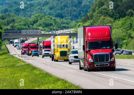 Horizontale geschossen von einem roten semi führt den Verkehr auf einer Autobahn. Stockfoto