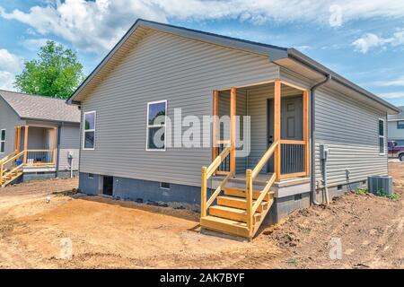 Horizontale Schuß von zwei kleine neue Häuser im Bau. Stockfoto