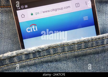 Citigroup Website angezeigt auf dem Smartphone in Jeans Tasche versteckt Stockfoto