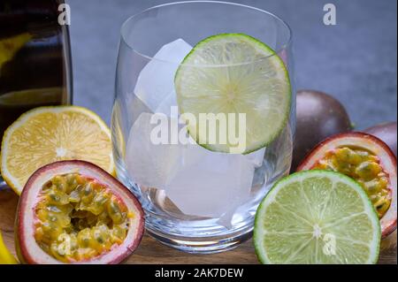 Zutaten für nicht-alkoholische exotischen Cocktail von Frech tropischen Früchten in der Nähe nach oben Stockfoto