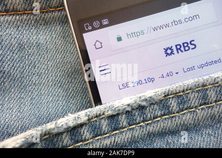 RBS (Royal Bank of Scotland) Website angezeigt auf dem Smartphone in Jeans Tasche versteckt Stockfoto