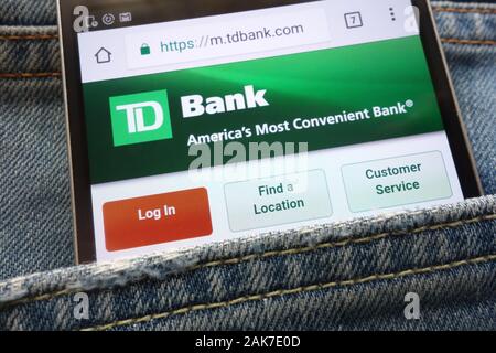 TD Bank Website angezeigt auf dem Smartphone in Jeans Tasche versteckt Stockfoto