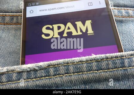 SPAM Website angezeigt auf dem Smartphone in Jeans Tasche versteckt Stockfoto