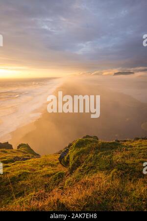 Typisch Isländischen sunrise sunset Cliff Landschaft bei Arnarstapi, in Snaefellsnes Halbinsel in Island Stockfoto