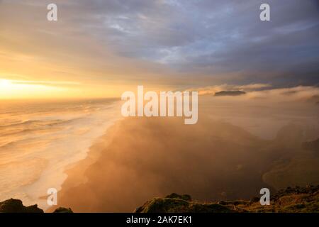 Typisch Isländischen sunrise sunset Cliff Landschaft bei Arnarstapi, in Snaefellsnes Halbinsel in Island Stockfoto