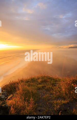 Typisch Isländischen sunrise sunset Cliff Landschaft bei Arnarstapi, in Snaefellsnes Halbinsel in Island Stockfoto