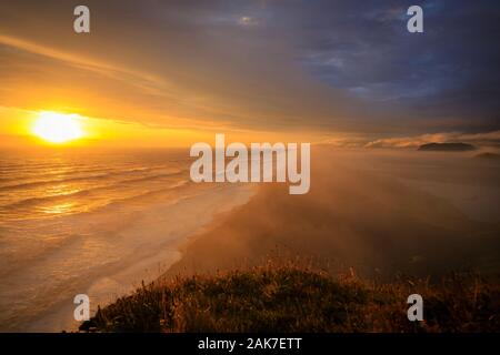 Typisch Isländischen sunrise sunset Cliff Landschaft bei Arnarstapi, in Snaefellsnes Halbinsel in Island Stockfoto