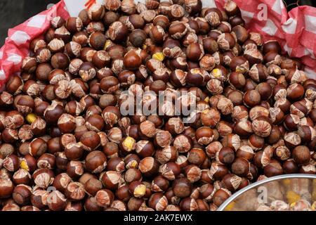 Chestnut Hintergrund, Kastanien auf dem Markt closeup Stockfoto