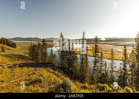 Morgen Sonnenaufgang des Yellowstone River im Hayden Valley, Yellowstone National Park, Wyoming, USA Stockfoto