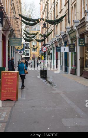 Cecil Court. Fußgängerzone mit viktorianischen Geschäften in London, England. Diese Straße verläuft zwischen der Charing Cross Road und der St Martin's Lane. Stockfoto