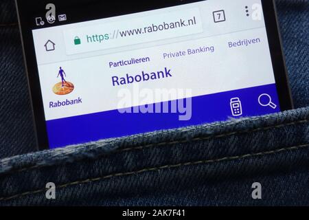 Rabobank Website angezeigt auf dem Smartphone in Jeans Tasche versteckt Stockfoto