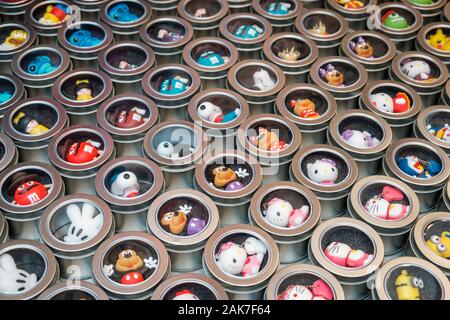 HongKong, China - November, 2019: USB-Stick mit Spielzeug/Cartoon/Comic Charaktere auf Street Market (Markt) Ladie's in Hongkong, Tung Choi Street Stockfoto