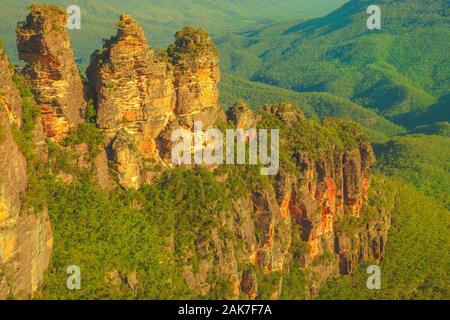 Drei Schwestern in Reichweite, Katoomba Blue Mountains, New South Wales, Australien. Luftaufnahme von berühmten Wahrzeichen Sandsteinfelsen Felsformation, einer der Stockfoto