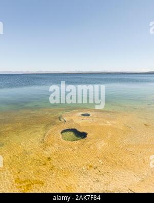 Geysir im West Thumb Geyser Basin im Yellowstone National Park, Wyoming, USA Stockfoto