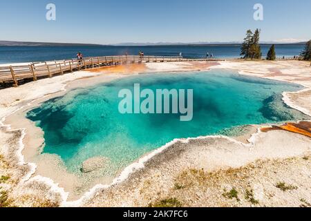 Schwarze Pool an West Thumb Geyser Basin im Yellowstone National Park, Wyoming, USA Stockfoto