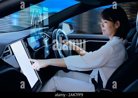 Japanische Frau im Auto Stockfoto