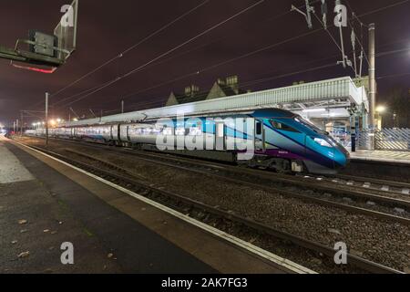 First Transpennine Express Hitachi Klasse 802 Aufruf an der Durham auf der East Coast Mainline mit Newcastle zum Bahnhof Liverpool Lime Street Stockfoto