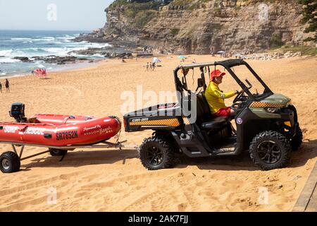 Freiwilliger Lebensretter am Avalon Beach Sydney fahren kann am Off Road Rettungswagen ziehen Lebensretter Red Tiac Jolle, NSW, Australien Stockfoto