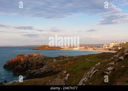 Küstenlandschaft um Porthmeor Beach in St Ives in Cornwall bei Sonnenuntergang Stockfoto