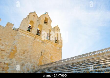 Befestigte Kirche von Saintes-Maries-de-la-Mer in der Camargue, suthern Frankreich, zwischen dem 9. und dem 12. Jahrhundert Stockfoto