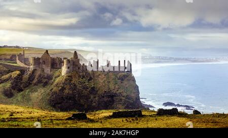 Mittelalterliche Dunluce Castle auf der Klippe in Bushmills, Nordirland ruiniert. Drehort der beliebten TV-Serie, Spiel der Throne, Schloss Grayjoy Stockfoto