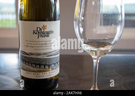 August 2019 - Hammondsport, NY, USA: Halbtrockene Weinprobe mit Riesling in Dr. Konstantin Frank Winery, Finger Lakes Wineries, American Oenology Stockfoto