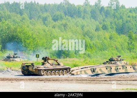 Brückenschicht MTU-72 unter Tankdeckel in Aktion Stockfoto