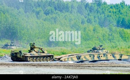 Brückenschicht MTU-72 unter Tankdeckel in Aktion Stockfoto