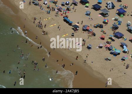 Durban, KwaZulu-Natal, Südafrika, Luftaufnahme, Landschaft, Sonnenschirme von Menschen Sonnenbaden und Schwimmen, lokale Touristen, Amanzimtoti, Templin Strand Stockfoto