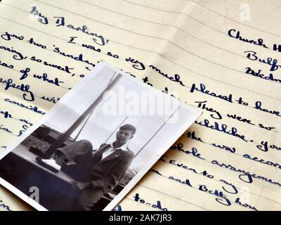 Ein altes schwarz-weiß Foto eines Teenager-Jungen handschriftlich auf einem alten 1940er schreiben, das beginnt: "My Darling" Stockfoto