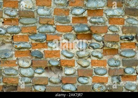 Flint & BRICK WALL im 19. Jahrhundert aus Flinten, die mit lokalen handgefertigten Backsteinen abwechseln. Gebundener Kalkmörtel. Hickling, Norfolk. GROSSBRITANNIEN. Stockfoto