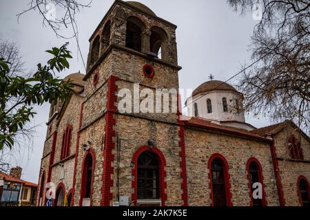 Nahaufnahme von Agios Panteleimonas Kirche (St. Panteleimon), einem alten historischen Kirche, steht auf dem zentralen Platz des Palios Panteleimon Stockfoto