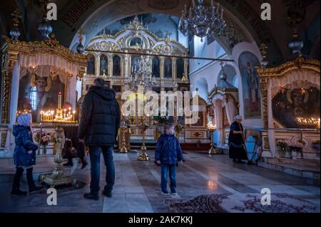 Menschen im Inneren der Znamensky-Kathedrale Stockfoto