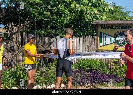 Treasure Beach, Jamaika - 21. April 2012: Triathleten konkurrieren in der 2012 Jakes Off-road Triathlon in Treasure Beach, Jamaika Stockfoto