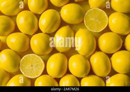 Ansicht von oben Viele reife Zitronen auf gelbem Untergrund, Hintergrund oder Konzept Stockfoto