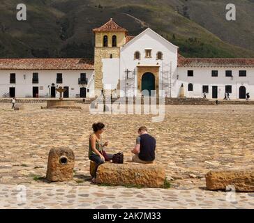 Iglesia Catedral (Kathedrale) und Terrakotta - überdacht, weiß getünchten Gebäuden aus der Kolonialzeit auf der gepflasterten Plaza Mayor, Villa de Leyva, Kolumbien Stockfoto