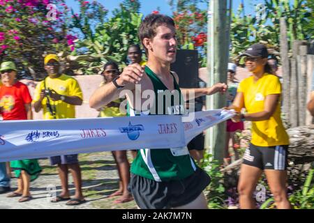 Treasure Beach, Jamaika - 21. April 2012: Triathleten konkurrieren in der 2012 Jakes Off-road Triathlon in Treasure Beach, Jamaika Stockfoto