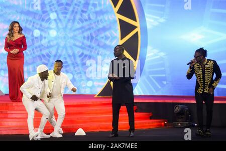 Hurghada, Ägypten. 07 Jan, 2020. Ghanaischer Fußballspieler Sadio Mähne (C) steht mit Künstlern nach dem Erhalt der Spieler des Jahres Award 2019 CAF Preisverleihung im Albatros Zitadelle. Credit: Ibrahim Youssef/dpa/Alamy leben Nachrichten Stockfoto