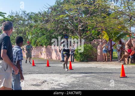 Treasure Beach, Jamaika - 21. April 2012: Triathleten konkurrieren in der 2012 Jakes Off-road Triathlon in Treasure Beach, Jamaika Stockfoto