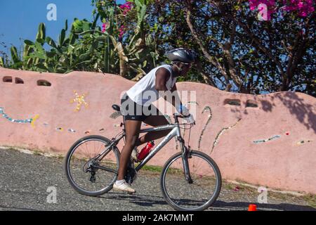 Treasure Beach, Jamaika - 21. April 2012: Triathleten konkurrieren in der 2012 Jakes Off-road Triathlon in Treasure Beach, Jamaika Stockfoto