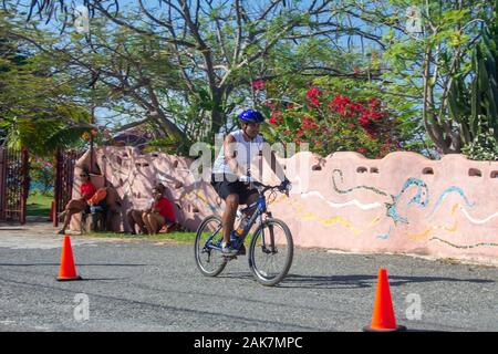 Treasure Beach, Jamaika - 21. April 2012: Triathleten konkurrieren in der 2012 Jakes Off-road Triathlon in Treasure Beach, Jamaika Stockfoto