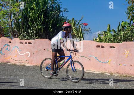 Treasure Beach, Jamaika - 21. April 2012: Triathleten konkurrieren in der 2012 Jakes Off-road Triathlon in Treasure Beach, Jamaika Stockfoto