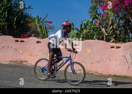 Treasure Beach, Jamaika - 21. April 2012: Triathleten konkurrieren in der 2012 Jakes Off-road Triathlon in Treasure Beach, Jamaika Stockfoto