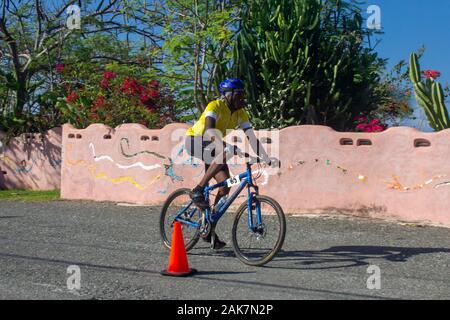 Treasure Beach, Jamaika - 21. April 2012: Triathleten konkurrieren in der 2012 Jakes Off-road Triathlon in Treasure Beach, Jamaika Stockfoto