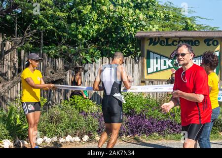 Treasure Beach, Jamaika - 21. April 2012: Triathleten konkurrieren in der 2012 Jakes Off-road Triathlon in Treasure Beach, Jamaika Stockfoto