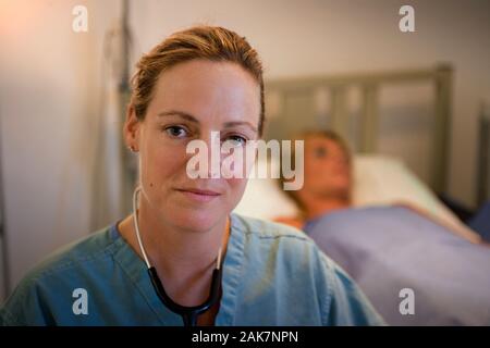 Nahaufnahme von einer Ärztin tragen das Stethoskop. Stockfoto